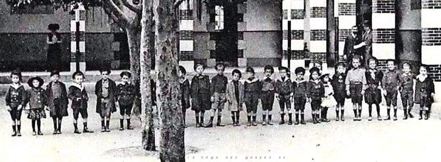 712- Oran - Cour du Lycee Lamoriciere2.jpg